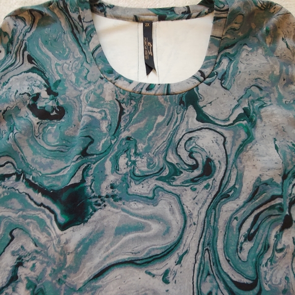 NWOT Melissa McCarthy Seven7 Marble Swirl High Low Zip Back Top – Size 2X - Picture 4 of 12